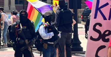 Naoružani pripadnici ANTIFA u Americi obezbeđuju LGBT skup koji je namenjen za decu- Čeka li nas isto? (FOTO)