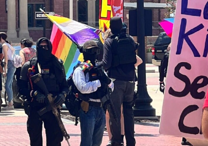  Naoružani pripadnici ANTIFA u Americi obezbeđuju LGBT skup koji je namenjen za decu- Čeka li nas isto? (FOTO)