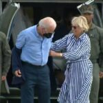 Pogledajte! Isplivao novi video dementnog Bajdena- Ne zna gde je, žena pokušava da ga obuče (VIDEO)