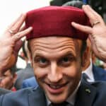 HIT na mrežama! Makron se zahvaljuje ALŽIRCIMA na ulici oni ga psuju i pljuju (VIDEO)