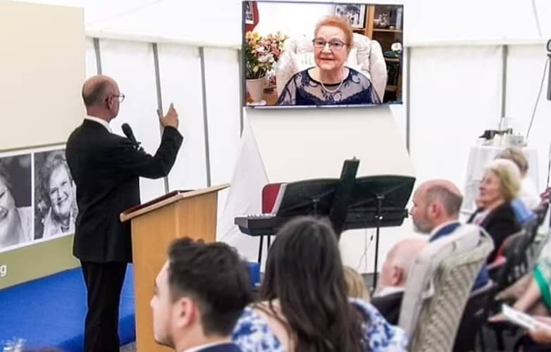  Novo normalno! Kompanija predstavila digitalne klonove preminulih osoba koje ćaskaju sa ožalošćenima na sopstvenim sahranama
