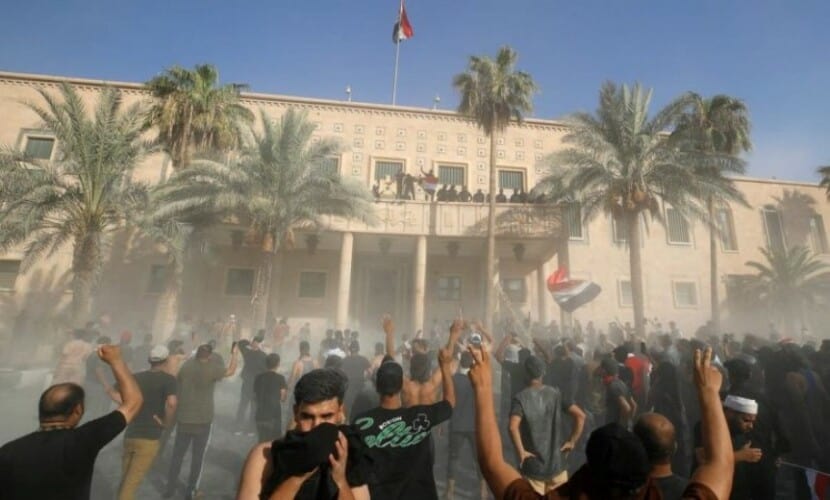  Demonstranti upali u Palatu Republike u Bagdadu, najmanje dve osobe ubijene