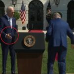 Ovo više nije ni smešno! BAJDEN za manje od 5 sekundi zaboravio da se rukovao sa senatorom (VIDEO)