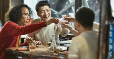 Japan podstiče mlade da piju više alkohola kako bi podstakli privredu