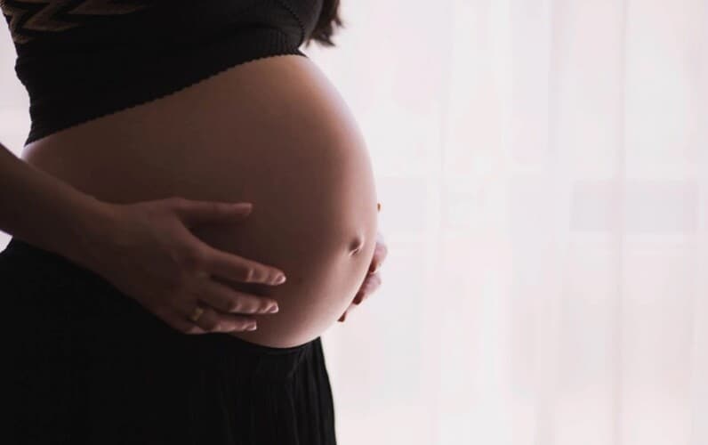  Kanadske vlasti primoravaju nevakcinisane majke da otplate 50.000 dolara za porodiljsko odsustvo
