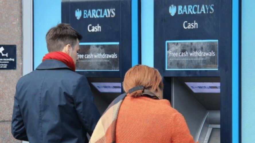  „Sve osim bezgotovinskog društva“: Potrošači u Velikoj Britaniji prkose ratu banaka protiv gotovine