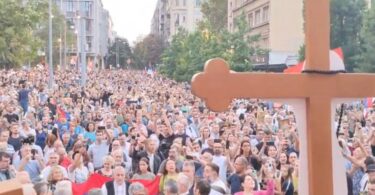 VLAST U PANICI! Na litijama za SPAS SRBIJE a protiv Evroprajda okupio se ogroman broj ljudi (VIDEO)