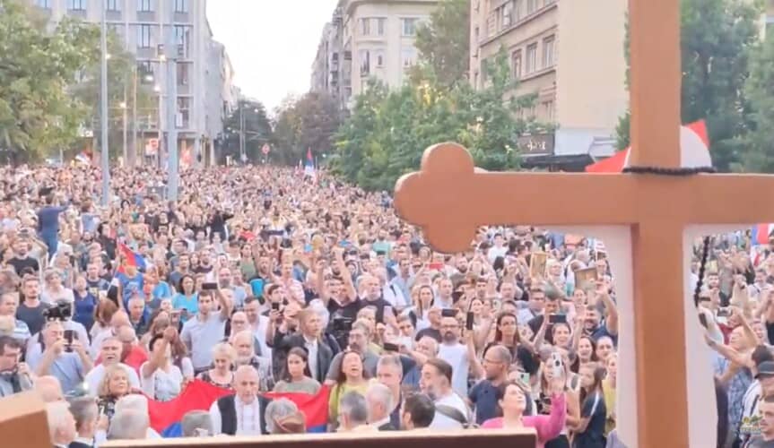 VLAST U PANICI! Na litijama za SPAS SRBIJE a protiv Evroprajda okupio se ogroman broj ljudi (VIDEO)