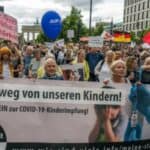 Pokušali su ovo da sakriju! Velike demonstracije u BERLINU protiv kovid tiranije i slanja oružja u Ukrajinu (VIDEO)