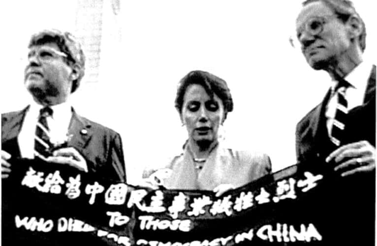  Nensi Pelosi provocira Peking više od 30 godina- 1991 je razvila transparent na mestu masakra kineskih studenata