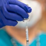 Vakcine protiv kovida ubijaju jednu osobu na svakih 800 starijih od 60 godina i treba ih odmah povući, kaže vodeći naučnik