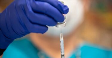Vakcine protiv kovida ubijaju jednu osobu na svakih 800 starijih od 60 godina i treba ih odmah povući, kaže vodeći naučnik