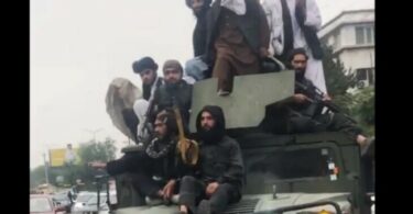 Talibani proslavili godišnjicu pada kabula u napuštenoj američkoj ambasadi sa američkim oružjem i hamvijima (VIDEO)