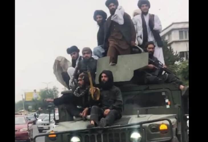  Talibani proslavili godišnjicu pada kabula u napuštenoj američkoj ambasadi sa američkim oružjem i hamvijima (VIDEO)