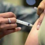 Zvanična statistika Velike Britanije: 1 od 482 osobe preminula je nakon mRNA injekcije