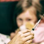 SUD u Kanadi prvi put stao na stranu slobode! Devojčica (12) ne mora da se vakciniše protiv COVID-a uprkos insistiranju njenog OCA