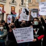 Nastavljaju se sumnjivi i brutalni protesti u Iranu- Demonstranti se bore protiv prekrivanja kose noseći maske za lice