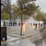 STIŽU NAVIJAČI! Policija protiv patriota- Lete baklje (VIDEO)