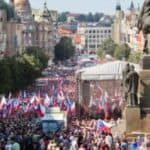 Ovo je samo početak! 70.000 ljudi na ulicama Praga zbog cena energenata i protiv EU i NATO-a