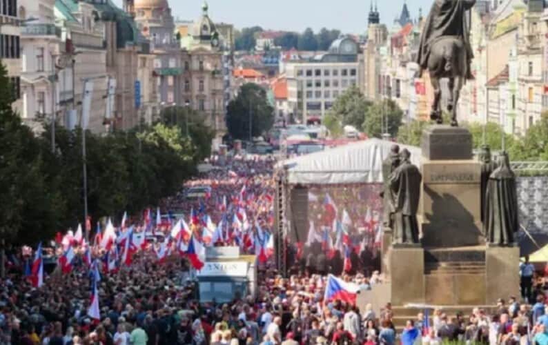  Ovo je samo početak! 70.000 ljudi na ulicama Praga zbog cena energenata i protiv EU i NATO-a
