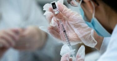 Internacionalna grupa medicinskih stručnjaka UPOZORAVA i poziva na istragu SMRTNIH SLUČAJEVA nastalih zbog COVID vakcina