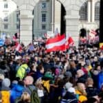 Dok su se Beogradom danas šetali golišavi Albanci u Austriji se protestovalo zbog gladi koja sledi (VIDEO)