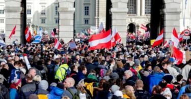 Dok su se Beogradom danas šetali golišavi Albanci u Austriji se protestovalo zbog gladi koja sledi (VIDEO)