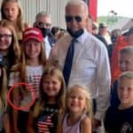 Flešbek: Pogledajte kako je Džo Bajden držao ruku oko struka devojčice kada se slikao sa decom na godišnjicu 11. septembra (VIDEO)