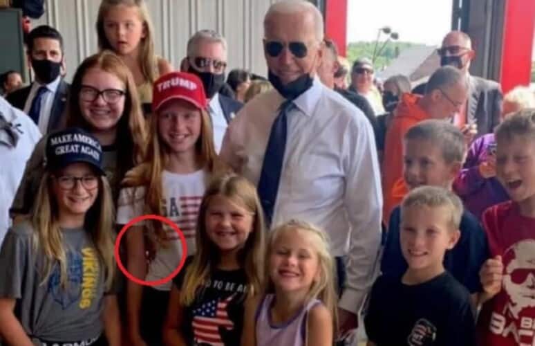  Flešbek: Pogledajte kako je Džo Bajden držao ruku oko struka devojčice kada se slikao sa decom na godišnjicu 11. septembra (VIDEO)