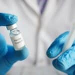 Nikad viđeno: Pogrebnici pronalaze dugačke, 'gumene' ugruške unutar leševa od početka primene vakcina protiv Covid-a