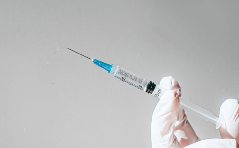  Bivši savetnik Ministarstva zdravlja SAD uporedio vakcine protiv COVIDA sa biološkim oružjem