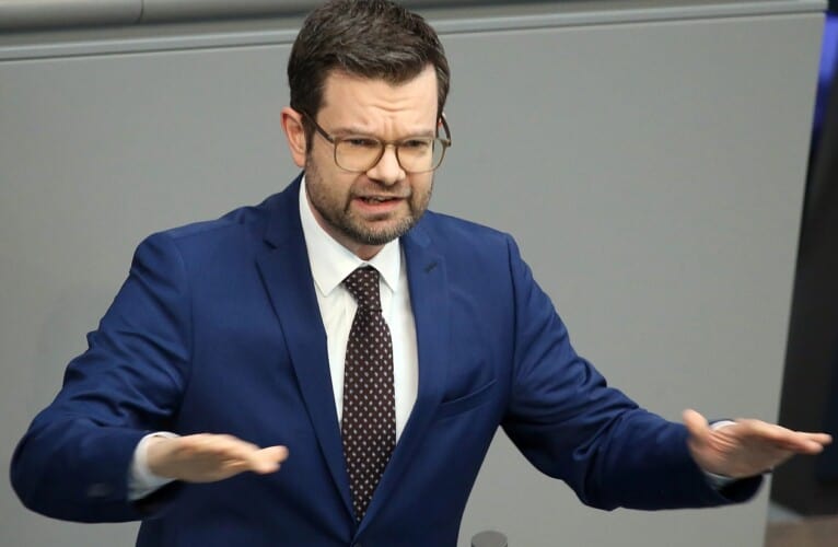  Nemački Ministar pravde: Rusi koji beže od mobilizacije dobrodošli u Nemačku