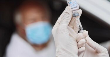 FDA savetnik za vakcinu upozorava da zdravi mladi ljudi NE TREBA da dobiju novi bivalentni buster protiv COVID-a