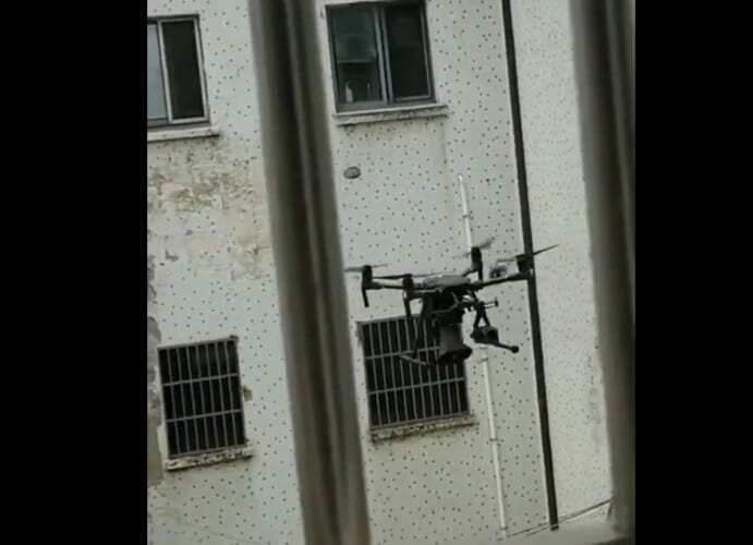  Pogledajte! Vlasti u Kini koriste dronove sa kamerom i zvučnicima kako bi kontrolisali ZAKLJUČANE GRAĐANE (VIDEO)