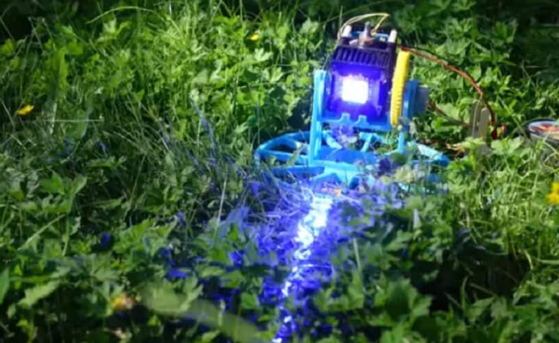  Jutjuber napravio robota koji kosi travu uz pomoć LASERA (VIDEO)