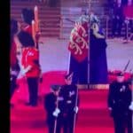 Kraljevski stražar se srušio pored kovčega sa kraljicom Elizabetom (VIDEO)