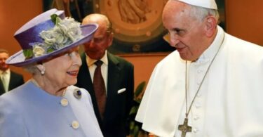 Zna da će se sresti uskoro?! Papa Franjo neće prisustvovati sahrani Kraljice Elizabete II