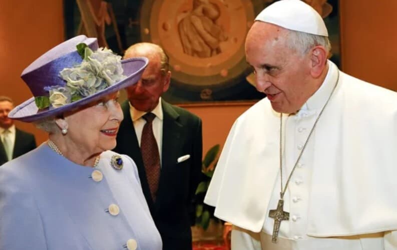  Zna da će se sresti uskoro?! Papa Franjo neće prisustvovati sahrani Kraljice Elizabete II