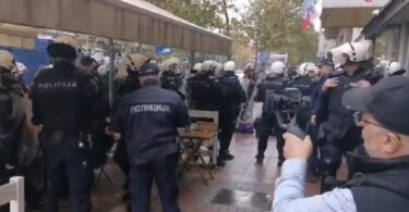 Sramota! POLICIJA počela da privodi narod koji se protivi Evroprajdu- čiste sve pred sobom zbog LGBT agende