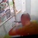 Pogledajte! Čovek se zaglavio u liftu a njegov ELEKTRIČNI TROTINET se zapalio (VIDEO)