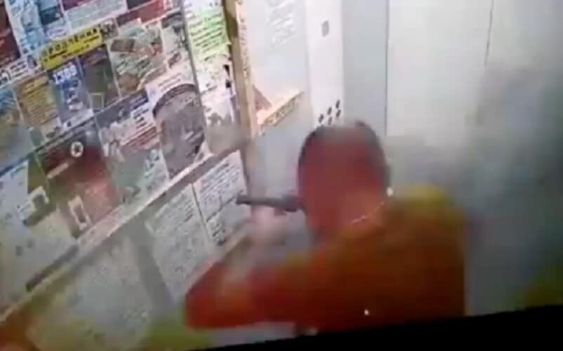  Pogledajte! Čovek se zaglavio u liftu a njegov ELEKTRIČNI TROTINET se zapalio (VIDEO)