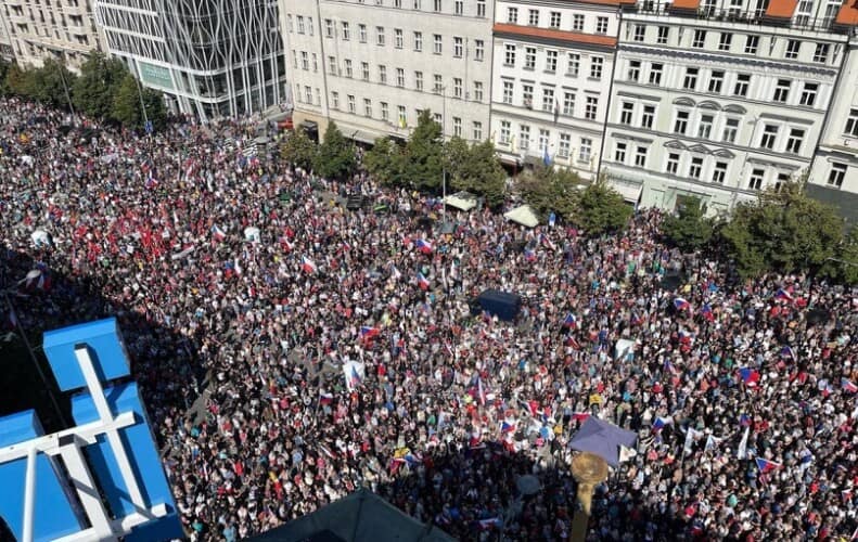  Češki premijer okrivljuje „rusku propagandu“ za masovne proteste u Pragu
