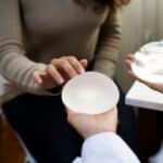 FDA upozorava: Sve je više slučajeva RAKA kod žena sa silikonima u grudima