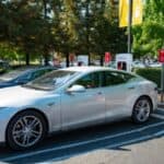 Tesla povlači preko milion vozila