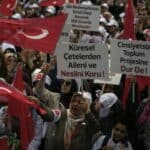 Veliki protesti u TURSKOJ za zabranu LGBT grupa i aktivnosti