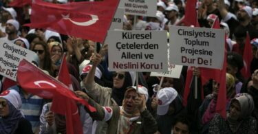 Veliki protesti u TURSKOJ za zabranu LGBT grupa i aktivnosti