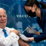 ČOVEK BILJKA! Bajden primio PETU dozu takozvane unapređene vakcine protiv COVID-a