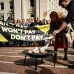 Mediji kriju! U BRITANIJI počeli protesti- Desetine hiljada ljudi spaljuje račune za struju i komunalije (VIDEO)