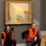 SOROŠEVI bolesni eko aktivisti UNIŠTILI delo poznatog slikara Monea pa se zalepili za sid (FOTO)