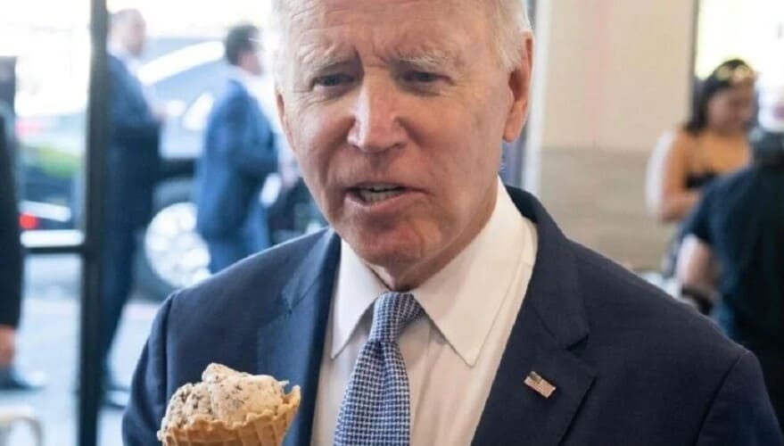 HIT! Bajden liže sladoled i tvrdi da AMERIKA IMA NAJJAČU EKONOMIJU (VIDEO)